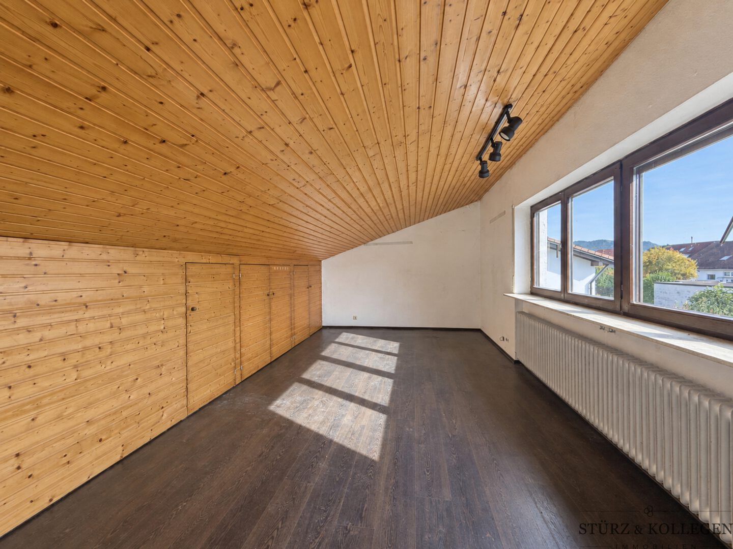 Zimmer mit Holzwand